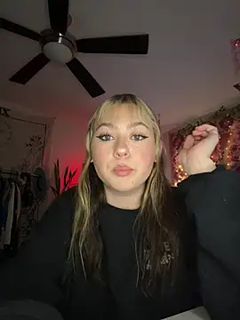 peachesncreamyy online show from April 28, 3:44 am
