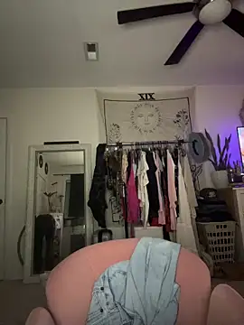 peachesncreamyy online show from June 13, 1:47 am