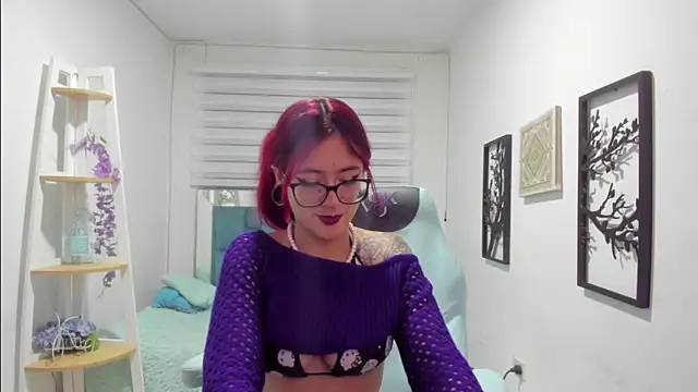 Snapshot of Sara_Red_X chatting on April 22, 3:31 am Sara Red X online show from April 22, 3:31 am