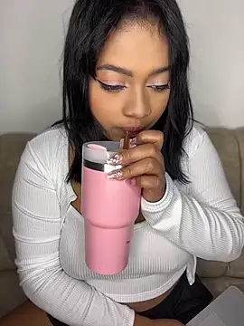 Snapshot of Saraa_M chatting on May 13, 7:33 pm Saraa M online show from May 13, 7:33 pm