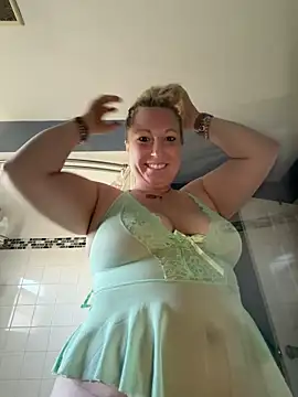 Snapshot of sweetkacibaby chatting on April 25, 1:03 pm sweetkacibaby online show from April 25, 1:03 pm