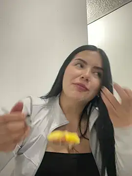 Snapshot of Cami_olarte chatting on April 25, 12:35 am Cami olarte online show from April 25, 12:35 am