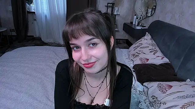 Snapshot of LaelIvie chatting on April 19, 8:24 am LaelIvie online show from April 19, 8:24 am