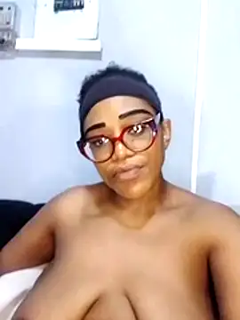 Snapshot of sultrydiva00 chatting on April 10, 6:01 pm sultrydiva00 online show from April 10, 6:01 pm