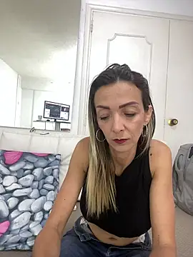 Snapshot of AlanaBrunetteX_X chatting on May 12, 10:51 pm AlanaBrunetteX X online show from May 12, 10:51 pm