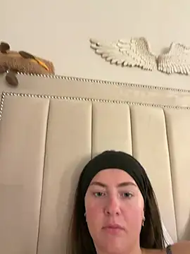 Snapshot of LolaSkyee chatting on April 8, 6:57 am LolaSkyee online show from April 8, 6:57 am