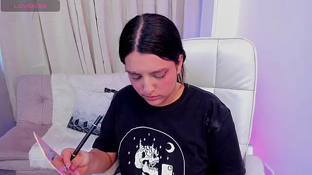 Snapshot of Arihanna_London chatting on April 25, 8:06 pm Arihanna London online show from April 25, 8:06 pm