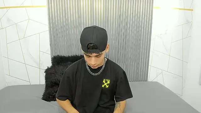 Snapshot of Kitsune_44 chatting on April 2, 7:22 pm Kitsune 44 online show from April 2, 7:22 pm