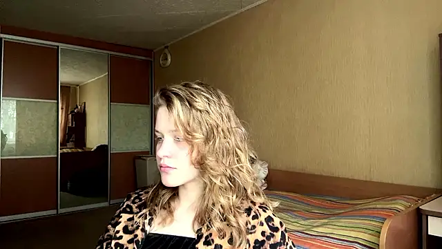 Snapshot of CarmonSuentenfuss chatting on March 29, 5:07 am CarmonSuentenfuss online show from March 29, 5:07 am