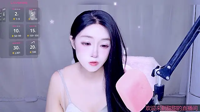 Snapshot of Cuviee chatting on April 19, 9:17 pm Cuviee online show from April 19, 9:17 pm