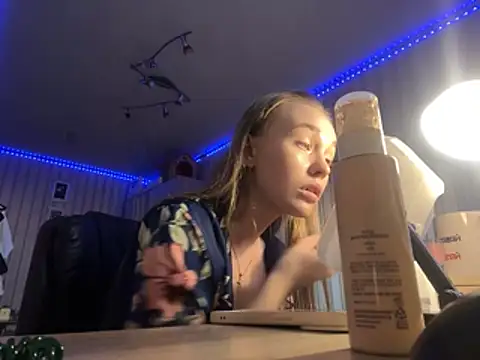 Snapshot of melissashineeee chatting on April 3, 10:46 am melissashineeee online show from April 3, 10:46 am