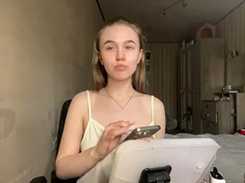 Snapshot of melissashineeee chatting on April 6, 9:10 am melissashineeee online show from April 6, 9:10 am