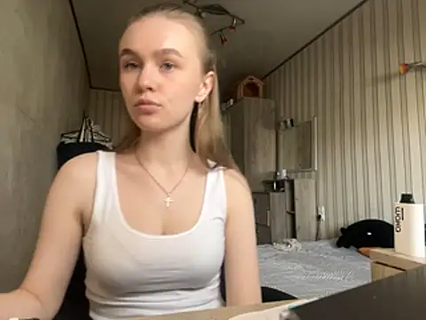 Snapshot of melissashineeee chatting on April 9, 9:36 am melissashineeee online show from April 9, 9:36 am