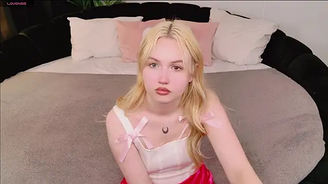 Snapshot of Lilly_Eyes chatting on May 30, 2:25 pm Lilly Eyes online show from May 30, 2:25 pm