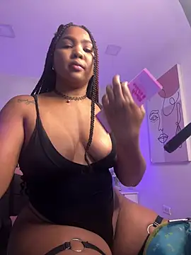 Snapshot of madisoncurt_ chatting on May 19, 11:49 am madisoncurt online show from May 19, 11:49 am