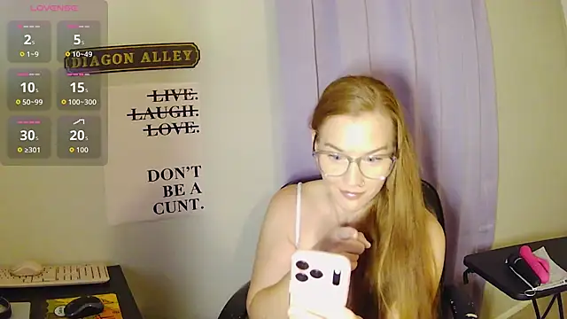 Snapshot of RoxyRedXO12 chatting on April 30, 10:14 pm RoxyRedXO12 online show from April 30, 10:14 pm