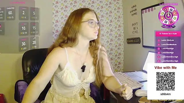 Snapshot of RoxyRedXO12 chatting on June 7, 5:11 am RoxyRedXO12 online show from June 7, 5:11 am