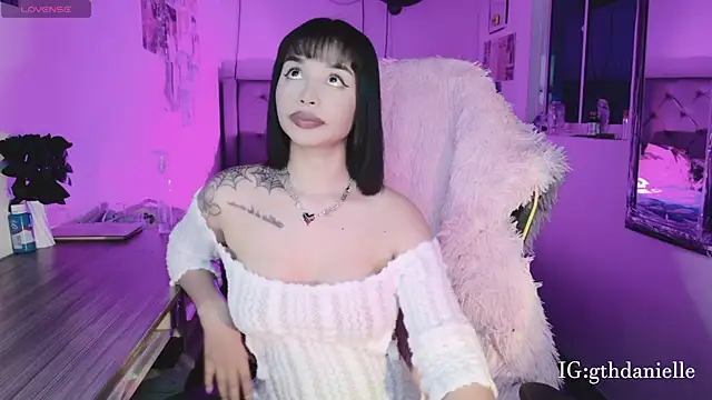 Snapshot of goth_Valentinna chatting on April 19, 1:27 am goth Valentinna online show from April 19, 1:27 am