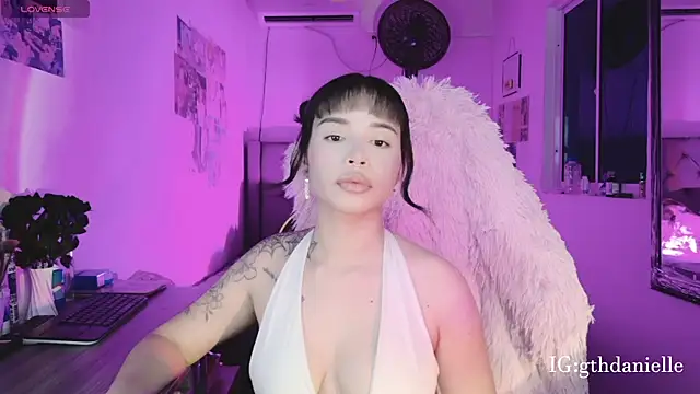 Snapshot of goth_Valentinna chatting on April 23, 5:41 am goth Valentinna online show from April 23, 5:41 am