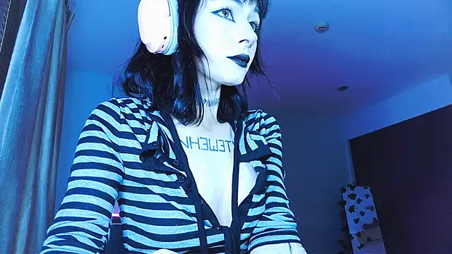 Snapshot of H3xD0ll chatting on April 3, 11:14 pm H3xD0ll online show from April 3, 11:14 pm