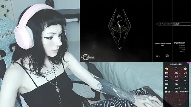 Snapshot of H3xD0ll chatting on June 19, 2:43 pm H3xD0ll online show from June 19, 2:43 pm