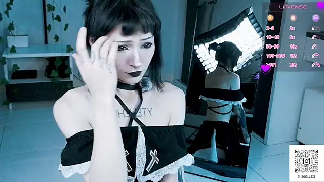 Snapshot of H3xD0ll chatting on August 2, 12:14 pm H3xD0ll online show from August 2, 12:14 pm