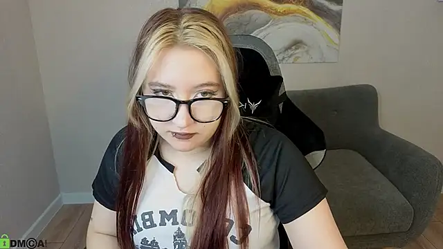 Snapshot of Luna_Host chatting on May 10, 1:22 am Luna Host online show from May 10, 1:22 am