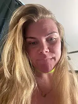 Snapshot of SexyBlondJoanna-Exclusief chatting on April 2, 5:10 pm SexyBlondJoanna-Exclusief online show from April 2, 5:10 pm
