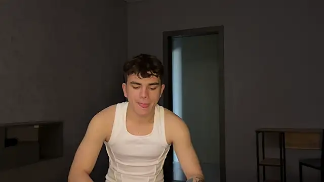 Snapshot of MaxWoolf chatting on May 11, 1:39 pm MaxWoolf online show from May 11, 1:39 pm