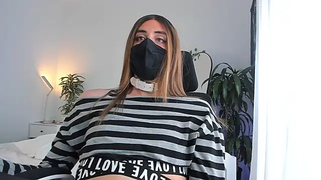LilyReina online show from April 21, 6:23 pm
