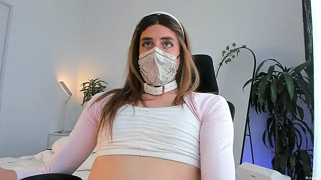 LilyReina online show from April 22, 6:20 pm
