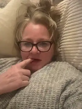 Tinchen Milf online show from April 8, 7:47 pm