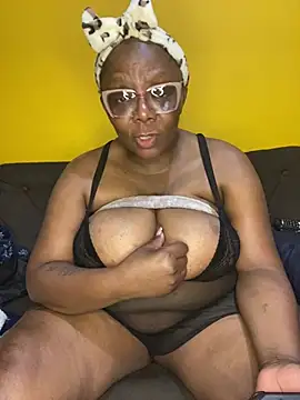 Snapshot of BoobsQueeen chatting on June 30, 4:13 am BoobsQueeen online show from June 30, 4:13 am