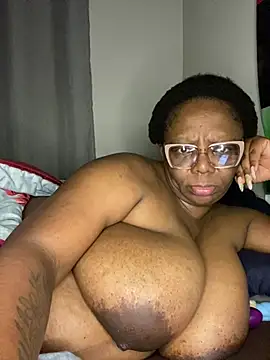 Snapshot of BoobsQueeen chatting on July 23, 3:54 pm BoobsQueeen online show from July 23, 3:54 pm