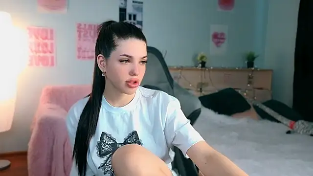 Snapshot of molly_rettyy chatting on June 16, 4:15 am molly rettyy online show from June 16, 4:15 am