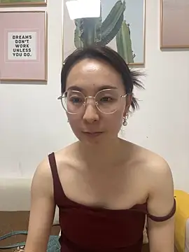 Snapshot of you-520 chatting on May 8, 12:43 pm you-520 online show from May 8, 12:43 pm