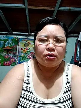 Snapshot of Monglan-c chatting on May 4, 3:52 pm Monglan-c online show from May 4, 3:52 pm
