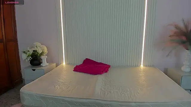 AliceHill8 online show from April 11, 4:44 pm