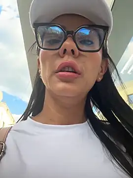 Snapshot of SofiParma chatting on June 17, 10:10 pm SofiParma online show from June 17, 10:10 pm