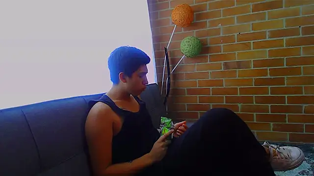 Snapshot of ethann2_ chatting on April 1, 4:04 pm ethann2 online show from April 1, 4:04 pm