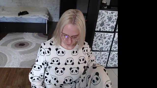 Snapshot of Sweet_hot_shrmp chatting on April 26, 8:23 am Sweet hot shrmp online show from April 26, 8:23 am