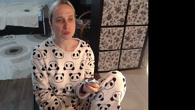 Snapshot of Sweet_hot_shrmp chatting on June 19, 5:17 pm Sweet hot shrmp online show from June 19, 5:17 pm