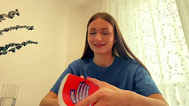 HallieHollo online show from April 1, 1:41 pm