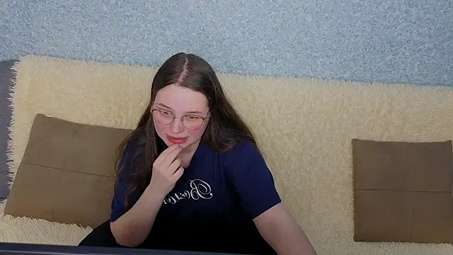 Snapshot of SofiDreamm chatting on April 17, 8:23 pm SofiDreamm online show from April 17, 8:23 pm