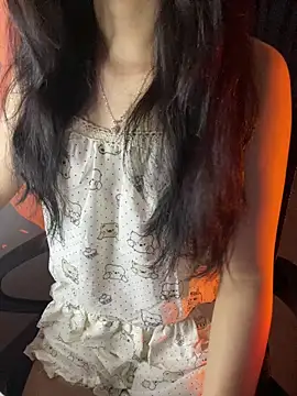 Annie nii online show from April 8, 8:09 pm