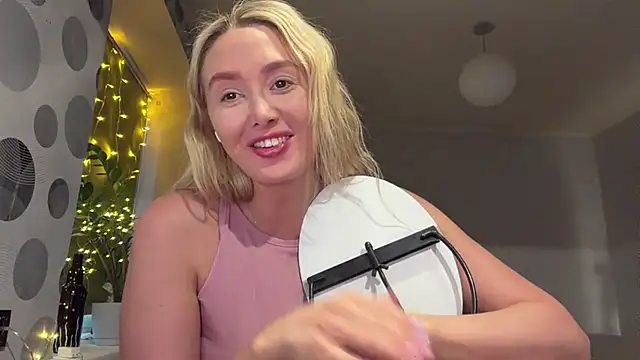 Snapshot of Annycute666 chatting on April 3, 3:43 pm Annycute666 online show from April 3, 3:43 pm