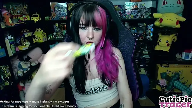 Snapshot of CutieTracer chatting on June 2, 9:50 pm CutieTracer online show from June 2, 9:50 pm
