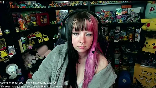 Snapshot of CutieTracer chatting on June 16, 1:47 pm CutieTracer online show from June 16, 1:47 pm