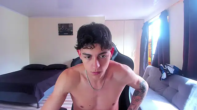 Snapshot of Luke_Chill chatting on April 7, 3:12 pm Luke Chill online show from April 7, 3:12 pm