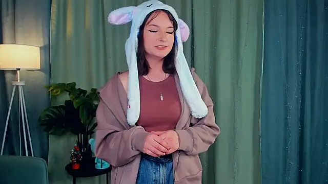 Snapshot of SunniPhoenix chatting on April 1, 5:41 am SunniPhoenix online show from April 1, 5:41 am